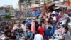 Warga berbelanja di sebuah pasar di Dhaka, Bangladesh, pada 16 Juli 2021. (Foto: AP/Mahmud Hossain)