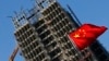 中国国旗在北京一处正在施工的楼盘前飘扬。（2013年11月4日）