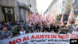 Miembros del Movimiento Socialista de los Trabajadores protestan y bloquean parcialmente una calle durante la primera manifestación contra el nuevo gobierno de Javier Milei en Buenos Aires, capital de Argentina, el 20 de diciembre de 2023.