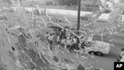 Las ventanas acribilladas a balazos del Alexander Hall de a Universidad Estatal de Jackson, Mississippi, después de que dos estudiantes negros murieran en 1970. La policía abrió fuego contra el edificio, alegando que habían visto a un francotirador.