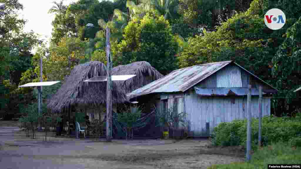 Para atraer al turismo hasta la Amazonía colombiana, los resguardos indígenas construyeron bohíos para que los turistas disfruten de la expedición completa y puedan pasar algunas noches en plena selva. 