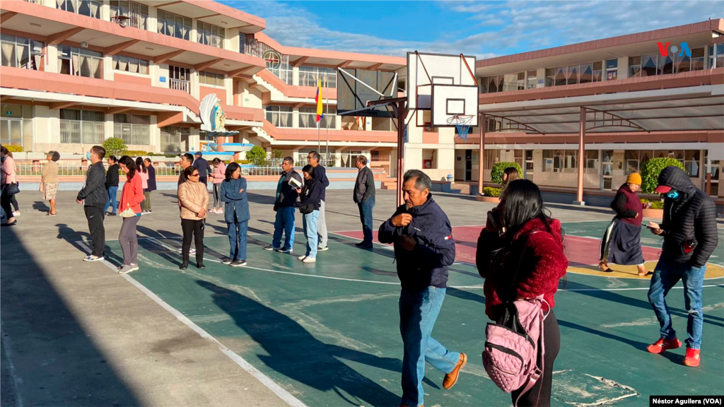 Desde temprano, cientos de ecuatorianos hacían fila frente a los centros de votación en Quito, Ecuador, donde además del presidente, se completará este 15 de octubre la asignación de escaños en el Parlamento. 