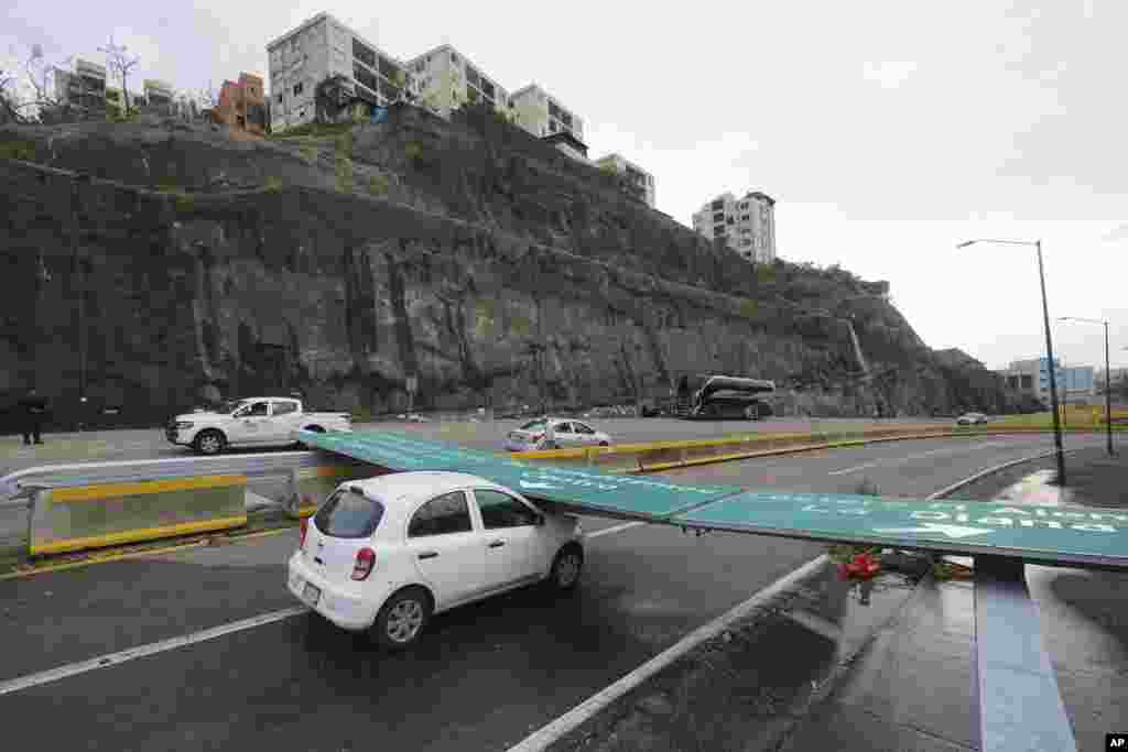 Inundaciones masivas, daños en carreteras y cortes de electricidad dejó también el paso de Otis por Acapulco. 