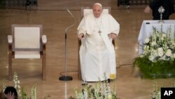 El papa Francisco sonríe cuando llega a una reunión con personas pobres y refugiados en la Iglesia de Santa Isabel de Hungría en Budapest, Hungría, el 29 de abril de 2023.