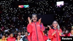 El presidente de Venezuela, Nicolás Maduro, saluda a sus seguidores después de aceptar la candidatura del gobernante Partido Socialista Unido para postularse para otro mandato en las elecciones del 28 de julio de 2024, en el Poliedro de Caracas, el sábado, 16 de marzo de 2024.