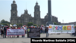 Sindicatos de maestros realizan plantón en la plancha del Zócalo a tres días de las elecciones presidenciales en México.