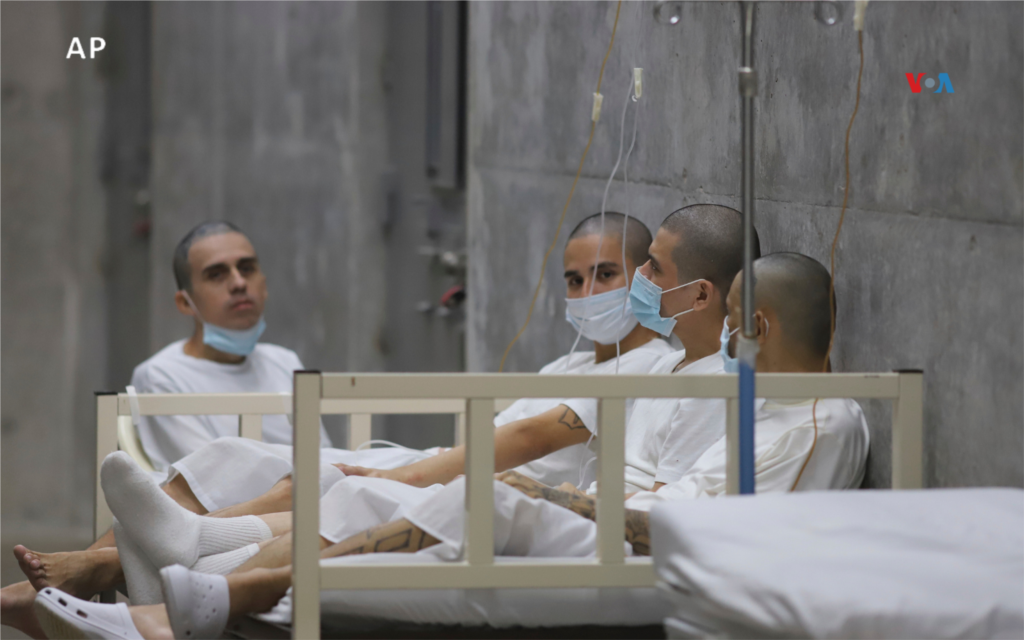 Los presos reciben tratamiento en el área médica el Centro de Confinamiento del Terrorismo durante una visita de la prensa a la mega prisión en Tecoluca. 