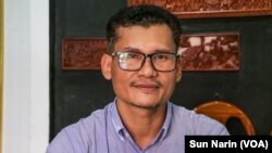 រូបឯកសារ៖ លោក ភូ សុវណ្ណថា ប្រធាន​ប្រតិបត្តិ​ប្រចាំ​ខេត្ត​បាត់​ដំបង របស់​គណបក្ស​ភ្លើង​ទៀន ផ្តល់​បទ​សម្ភាសន៍​ដល់​វីអូអេ​ កាលពីកន្លងទៅ។ (ស៊ុន ណារិន/វីអូអេ)