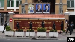 រូបឯកសារ៖ ប៉ូលិសដើរល្បាតនៅខាងក្រៅបរិវេណសាលាដំបូងរាជធានីភ្នំពេញ ក្នុងអំឡុងសវនាការកាត់ទោសសកម្មជនគណបក្សប្រឆាំងដែលពាក់ព័ន្ធនឹងការធ្វើមាតុភូមិនិវត្តន៍របស់លោក សម រង្ស៊ី រាជធានីភ្នំពេញ ថ្ងៃទី ១៧ ខែមីនា ឆ្នាំ ២០២២។ 