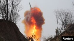 ARCHIVO - Una vista de un misil disparado por el ejército de Corea del Norte en un lugar no revelado en esta imagen publicada por la Agencia Central de Noticias de Corea del Norte (KCNA), el 20 de marzo de 2023.