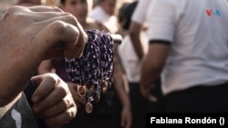Los comerciantes también aprovecharon la procesión para ofrecer prendas y accesorios del Nazareno.