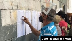 Un ciudadano ubica la mesa en la que le corresponde votar en las elecciones regionales y municipales celebradas en Venezuela en 2021.