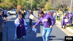 La banda de música no podía faltar para acompañar el tradicional paso de procesión. En esta imagen el joven César Kanamori, campeón de Marinera acompaña espontáneamente a una devota al compás del tradicional baile.