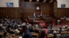 Parlamentarne grupe u Skupštini Srbije postigle su dogovor o izmeni Zakona o lokalnim izborima, tako da građani koji su promenili prebivalište u poslednjih 11 meseci neće moći da glasaju na novoj adresi (foto: Glas Amerike / S.Miljuš)