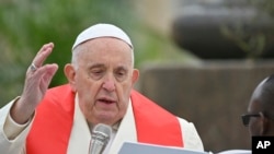 El papa Francisco lee la homilía del Domingo de Ramos en la Plaza de San Pedro del Vaticano en el inicio de la Semana Santa el 2 de abril de 2023.