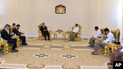 ကုလသမဂ္ဂအတွင်းရေးမှူးချုပ်ဟောင်း မစ္စတာ Ban Ki Moon (ဗဟို-ဝဲ) နဲ့ ဗိုလ်ချုပ်မှူးကြီး မင်းအောင်လှိုင် (ဗဟို-ယာ) တို့ တနင်္လာနေ့က နေပြည်တော်မှာ တွေ့ဆုံစဥ်. (ဧပြီ ၂၄၊ ၂၀၂၃/ ဓာတ်ပုံ-တပ်မတော်သတင်းမှန်ပြန်ကြားရေး)