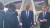 Le chef de la diplomatie russe Sergueï Lavrov accueillie par son collègue tchadien Abdéraman Koulamallah. (VOA/André Kodmadjingar).