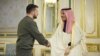 Presiden Ukraina Volodomyr Zelenskyy menyambut Menteri Luar Negeri Kerajaan Arab Saudi Pangeran Faisal bin Farhan Al Saud di tengah invasi Rusia ke Ukraina, di Kyiv, Ukraina, 26 Februari 2023. (Foto: Ukrainian Presidential Press Service/rilis via Reuters)