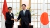 Menlu RI Retno Marsudi (kiri) dan Menlu Jepang, Yoshimasa Hayashi, berjabat tangan menjelang pertemuan mereka di Tokyo, Senin, 6 Maret 2023. (AP/Eugene Hoshiko)