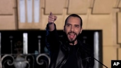 ARCHIVO-El presidente de El Salvador, Nayib Bukele, se dirige a sus simpatizantes en San Salvador el 3 de febrero de 2019. 