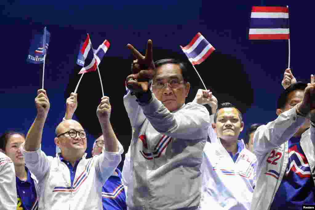 នាយករដ្ឋមន្ត្រីថៃលោក Prayut Chan-ocha និងជាបេក្ខជននាយករដ្ឋមន្ត្រីរបស់គណបក្សថៃរួបរួមជាតិ លើកដៃក្នុងព្រឹត្តិការណ៍ធ្វើយុទ្ធនាការមួយ មុនថ្ងៃបោះឆ្នោត នៅទីក្រុងបាងកក ប្រទេសថៃ កាលពីថ្ងៃទី ១២ ខែឧសភា ឆ្នាំ ២០២៣។