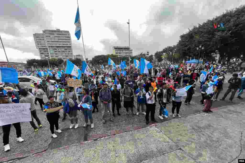 Vista general de los manifestantes reunidos en la Plaza de la Constitución protestando pacíficamente contra la corrupción, en Ciudad de Guatemala, el 13 de octubre de 2023. Foto: Eugenia Sagastume, VOA.