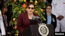 La presidenta de Honduras, Xiomara Castro, se dirige a la multitud en una ceremonia militar por el 197 aniversario de las Fuerzas Armadas, luego de movilizar a miles de policías a áreas controladas por grupos criminales, en Tegucigalpa, Honduras, el 9 de diciembre de 2022.