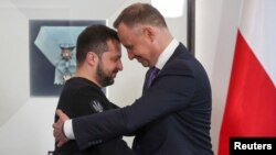 Presiden Polandia Andrzej Duda (kanan) menyambut Presiden Ukraina Volodymyr Zelenskyy Istana Kepresidenan di Warsawa, Polandia, pada 5 April 2023. (Foto: Reuters/Kacper Pempel)