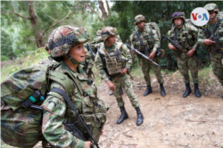La subteniente del Ejército de Colombia, Laura Chavarro, durante un ejercicio de entrenamiento junto a soldados bajo su mando, en Boyacá. [Foto: Federico Buelvas, VOA]