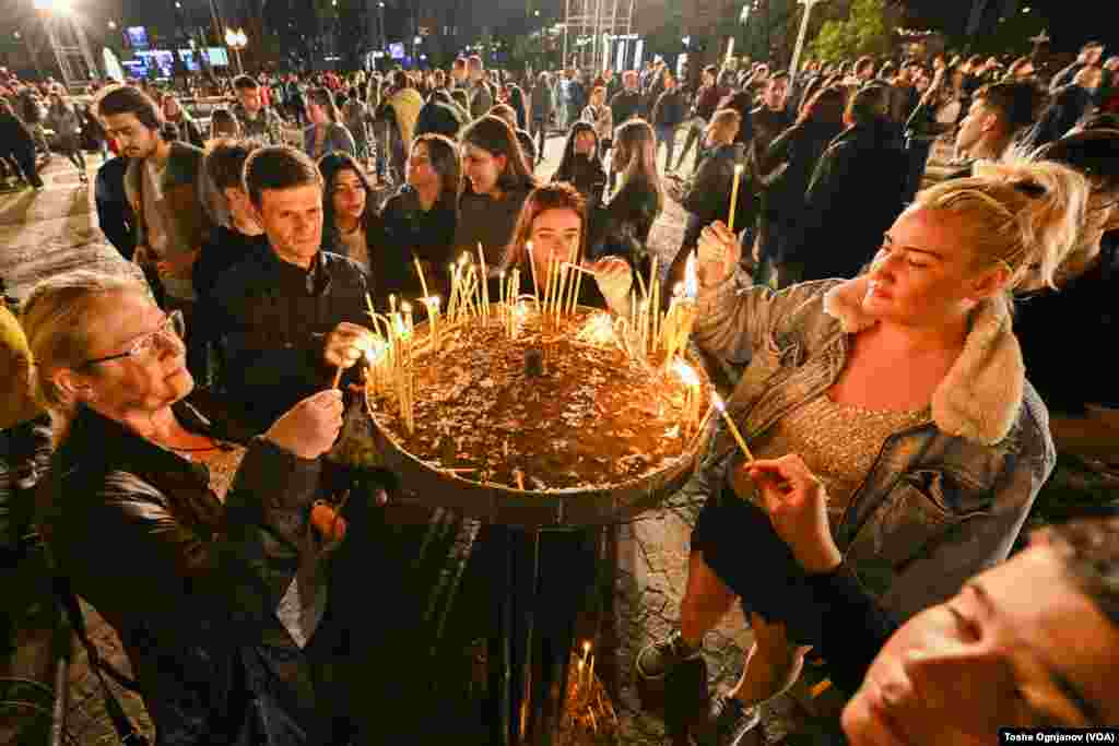 МПЦ-ОА и македонските православни верници го празнуваат Велигден во Соборниот храм „Св. Климент Охридски“. Велигденска богослужба под водство на г.г. Стефан 
