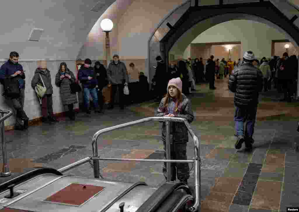 La gente se refugia dentro de una estación de metro durante un ataque ruso con misiles y drones, en Kiev. A primera hora del 29 de diciembre estuvo en vigor una alerta aérea en todo el país, y los militares instaron a la gente a acudir a refugios. 