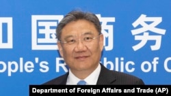 ARCHIVO - En esta foto publicada por el Departamento de Relaciones Exteriores y Comercio, el ministro de Comercio chino, Wang Wentao, posa para una foto al margen de una reunión en Beijing el 12 de mayo de 2023.