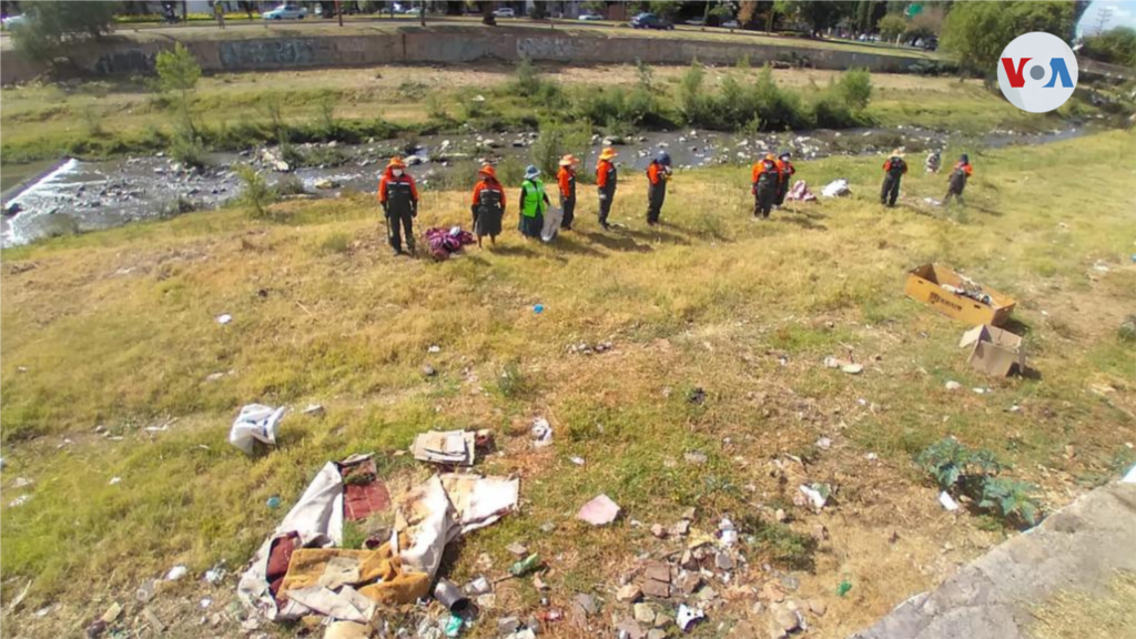 Las ecorrecolectoras en medio de una de sus jornadas de trabajo. [Foto cortesía de la Asociación de Ecorrecolectoras de Bolivia]