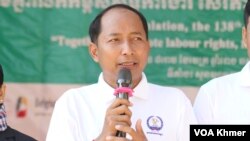 លោក អាត់ ធន់ ប្រធានសហភាពការងារកម្ពុជា (CLC) ថ្លែងក្នុងទិវាពលកម្មអន្តរជាតិលើកទី១៣៨ នៅសួនច្បារក្រុមប្រឹក្សាអភិវឌ្ឍកម្ពុជា (CDC) នាថ្ងៃទី១ ខែឧសភា ឆ្នាំ២០២៤។ (លាស់ លីបលីប/វីអូអេ)
