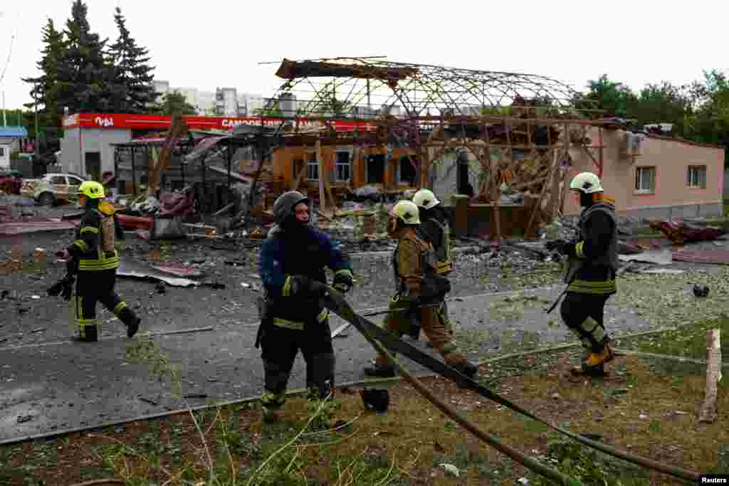 Los bomberos trabajan en la zona afectada por el ataque aéreo ruso, en Járkov, Ucrania, el 22 de mayo de 2024. REUTERS/Valentyn Ogirenko