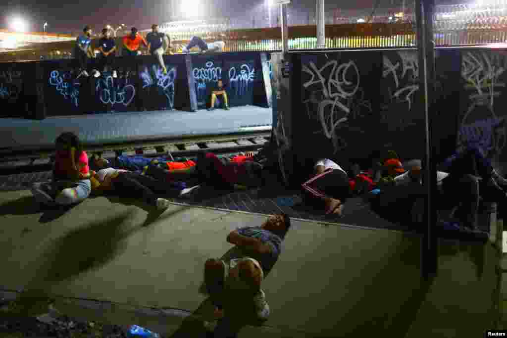 No se sabe de dónde llegaron los rumores que llevaron a migrantes hasta la frontera con la esperanza de obtener asilo en Estados Unidos. 