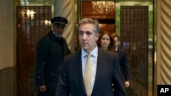 Michael Cohen sale de su edificio de apartamentos de camino al tribunal penal de Manhattan, en Nueva York, el 16 de mayo de 2024.
