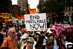 Activistas climáticos asisten a una manifestación para acabar con los combustibles fósiles, en Nueva York, el domingo 17 de septiembre de 2023. (Foto AP/Bryan Woolston)