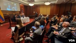 Los senadores Ben Cardin, democráta y Bill Hagerty, republicano, hablaron este martes en el Capitolio en Washington sobre las expectativas de relación bilateral con Colombia bajo la administración del presidente Gustavo Petro. [Foto: Tomás Guevara, VOA] 