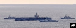 Dari kiri: Kapal USS Wayne E. Meyer, kapal induk USS Nimitz, kapal perusak Aegis Korsel King Sejong the Great dan kapal kelas Arleigh Burke Angkatan Laut AS, kapal USS Decatur, dalam latihan bersama di perairan internasional, selatan Semenanjung Korea, Senin, 27 Maret 2023. (Kementerian Pertahanan Korea Selatan via AP)