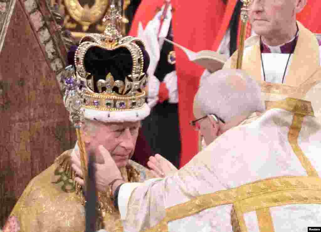 El rey Carlos III recibe la corona de San Eduardo durante su ceremonia de coronación. 