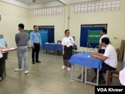 មន្ត្រី​ពិនិត្យ​មើល​ដំណើរការ​បោះ​ឆ្នោត​ជ្រើស​រើស​ក្រុមប្រឹក្សា​រាជ​ធានី ​ខេត្ត ក្រុង ​ស្រុក ខណ្ឌ​ អាណត្តិ​ទី ៤​ នៅរាជធានីភ្នំពេញ ​ថ្ងៃ​អាទិត្យ ​ទី​ ២៦​ ខែ​ឧសភា​ ឆ្នាំ​២០២៤។ (ស៊ុន ណារិន/វីអូអេ)