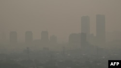 Gedung-gedung terlihat di tengah kabut tebal akibat polusi udara di Jakarta, 16 Agustus 2023 (foto: dok). 