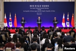 지난 5월 윤석열 한국 대통령과 기시다 후미오 일본 총리, 리창 중국 총리가 한국 서울에서 열린 3국 정상회의 후 공동 기자회견을 갖고 있다.
