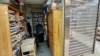 香港獨立書店偏見書房被當局指違反工業大廈地契被迫遷，2月初在觀塘一個俗稱”死場”的沒落商場重開新店。(美國之音/湯惠芸)