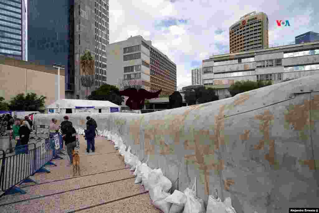 La réplica del túnel de Hamás vista desde fuera, en la Plaza de los Secuestrados, en Tel Aviv.