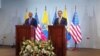 El alcalde de Nueva York, Eric Adams (izq.) junto al canciller ecuatoriano Gustavo Manrique, en Quito, la capital de Ecuador, el 6 de octubre de 2023. [Foto cortesía Cancillería de Ecuador].