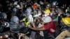 La policía avanza hacia manifestantes contra la guerra en Gaza en el campus de UCLA el jueves 2 de mayo de 2024 en Los Ángeles, California, EEUU. (Foto AP/Ethan Swope)