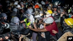 La policía avanza hacia manifestantes contra la guerra en Gaza en el campus de UCLA el jueves 2 de mayo de 2024 en Los Ángeles, California, EEUU. (Foto AP/Ethan Swope)