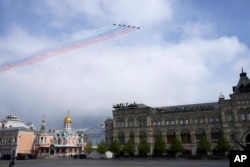 Aviones Su-25 de la Fuerza Aérea Rusa sobrevuelan la Plaza Roja dejando estelas de humo con los colores de la bandera nacional durante el desfile del Día de la Victoria en Moscú, el jueves 9 de mayo de 2024, marcando el 79º aniversario del fin de la Segunda Guerra Mundial.